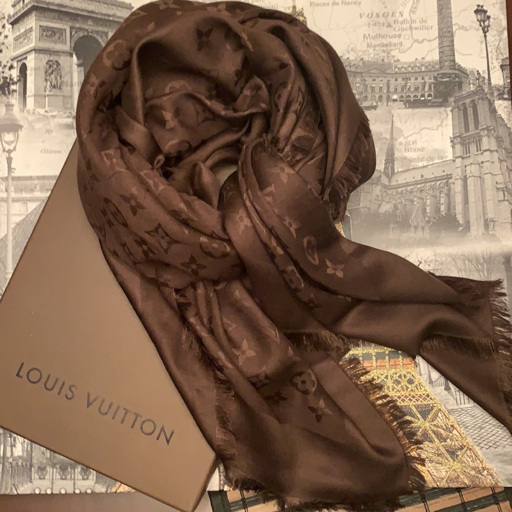 100% Authentic Louis Vuitton large shawl.
